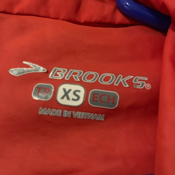 Women’s Brooks Cascadia Running Shell - Red - Picture 6 of 6